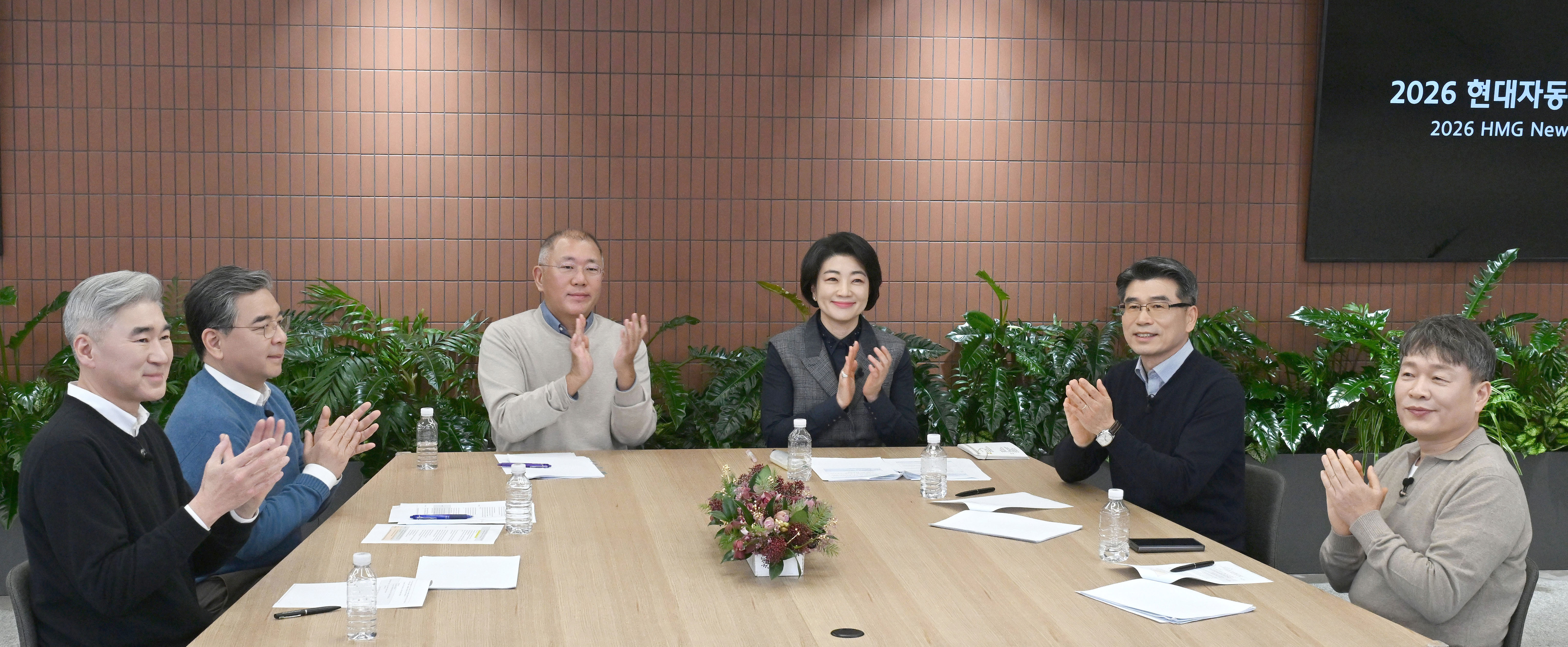 Голова Правління Hyundai Motor Group Чон Ійсон презентував бачення компанії на 2026 рік: клієнтоорієнтована трансформація та співпраця в екосистемі на основі штучного інтелекту | Хюндай Мотор Україна - фото 6