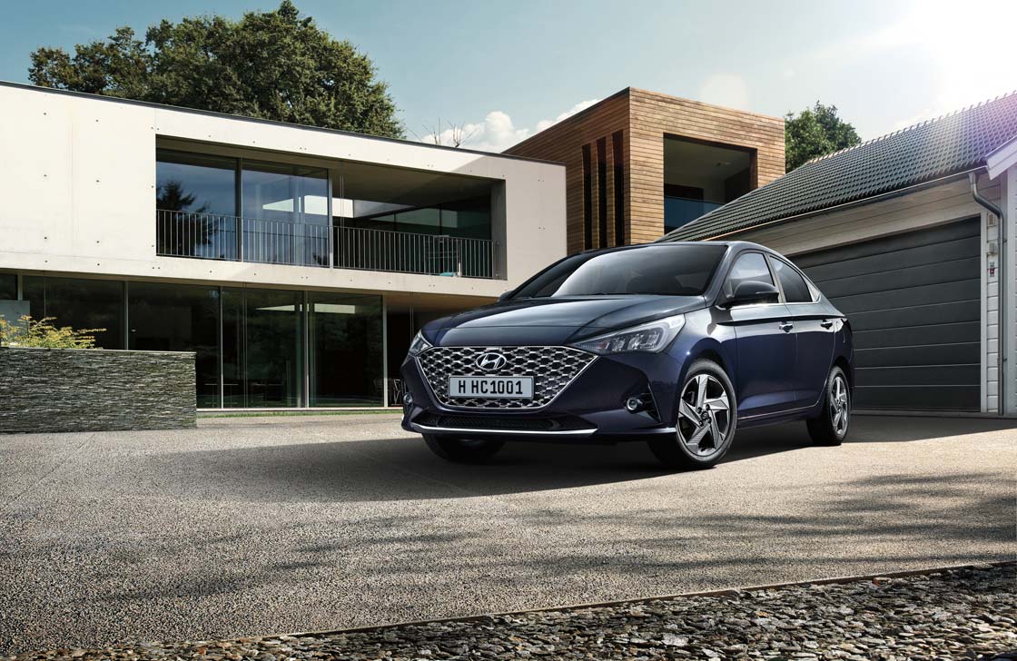 Фото нового Акцента перед в'їздом в гараж